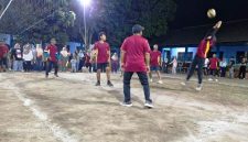 Tampak pemain tim Desa Pundong melakukan pertahanan dengan upaya mengembalikan bola dari lawan, dan pertandingan berkesudahan dengan skor 3-0 untuk kemenangan Desa Pundong, Senin (26/10/2026) di lapangan Desa Balongbesok.