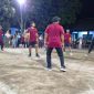 Tampak pemain tim Desa Pundong melakukan pertahanan dengan upaya mengembalikan bola dari lawan, dan pertandingan berkesudahan dengan skor 3-0 untuk kemenangan Desa Pundong, Senin (26/10/2026) di lapangan Desa Balongbesok.