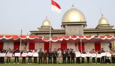 Bupati Warsubi Beri Apresiasi Beasiswa dan Penghargaan Pemuda Berprestasi Jombang pada Peringati Hari Sumpah Pemuda ke-98 Tahun 2026, Rabu (28/10/2026) pagi.