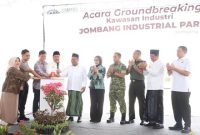 Dengan mengucap Bismillahirrahmanirrahim, Bupati Warsubi secara resmi menyatakan pembangunan Jombang Industrial Park dimulai, ditandai dengan penekanan tombol sirine, dan Ekskavator mulai berkerja, Jum’at (23/10/2026)