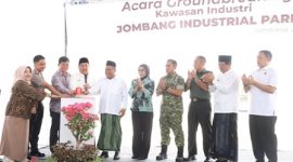 Dengan mengucap Bismillahirrahmanirrahim, Bupati Warsubi secara resmi menyatakan pembangunan Jombang Industrial Park dimulai, ditandai dengan penekanan tombol sirine, dan Ekskavator mulai berkerja, Jum’at (23/10/2026)
