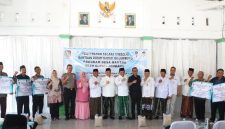 Acara penyerahan secara simbolis ini dihadiri perwakilan Forkopimda Kabupaten Jombang, Sekretaris Daerah Kabupaten Jombang Agus Purnomo, S.H., M.Si., para Kepala Perangkat Daerah, Camat, Wakil dari Perum BULOG Kantor Cabang Mojokerto, serta pengurus kelompok lumbung pangan penerima manfaat. Photo: Humas Dinas Kominfo Pemkab Jombang