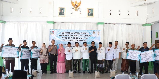 Acara penyerahan secara simbolis ini dihadiri perwakilan Forkopimda Kabupaten Jombang, Sekretaris Daerah Kabupaten Jombang Agus Purnomo, S.H., M.Si., para Kepala Perangkat Daerah, Camat, Wakil dari Perum BULOG Kantor Cabang Mojokerto, serta pengurus kelompok lumbung pangan penerima manfaat. Photo: Humas Dinas Kominfo Pemkab Jombang