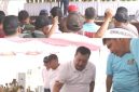 Bupati Warsubi memperhatikan kondisi buah durian varietas baru yang disertakan pada kontes durian wonosalam varietas unggul baru, tahun 2026. Photo: istimewa.