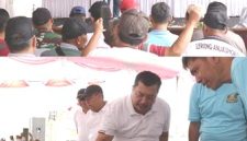 Bupati Warsubi memperhatikan kondisi buah durian varietas baru yang disertakan pada kontes durian wonosalam varietas unggul baru, tahun 2026. Photo: istimewa.