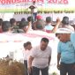 Bupati Warsubi memperhatikan kondisi buah durian varietas baru yang disertakan pada kontes durian wonosalam varietas unggul baru, tahun 2026. Photo: istimewa.