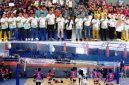 Panitia dan Kapolres Jombang, Kepala Kejaksaan Negeri bersama Pejabat Utama Polres Jombang phot bersama peserta, sedangkan photo bawah tim pemain putri melakukan pertandingan di GOR Merdeka Jombang, Kamis (22/10/2026), usai pembukaan.  