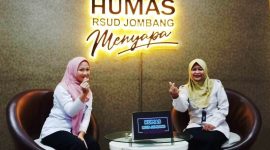 Evi Cahyaningtyas Dwi Hariani, Dietisien alumnus Universitas Brawijaya ini menyampaikan hal tersebut dalam dialog “RSUD Jombang Menyapa…” yang dipandu host Ayu Kalina (kiri), Rabu (7/10/2026). 