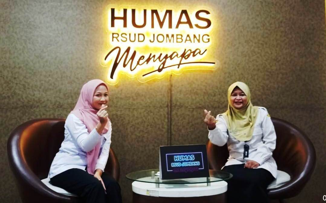 Evi Cahyaningtyas Dwi Hariani, Dietisien alumnus Universitas Brawijaya ini menyampaikan hal tersebut dalam dialog “RSUD Jombang Menyapa…” yang dipandu host Ayu Kalina (kiri), Rabu (7/10/2026).