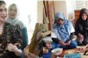 Ketua TP PKK Kabupaten Jombang, Yuliati Nugrahani Warsubi (kiri), mendampingi Ketua TP PKK Provinsi Jawa Timur sekaligus Ketua Dekranasda Provinsi Jawa Timur, Arumi Bachsin, meninjau sentra kerajinan manik-manik di Kecamatan Gudo, Kabupaten Jombang, Selasa (20/10/2026).

