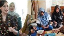 Ketua TP PKK Kabupaten Jombang, Yuliati Nugrahani Warsubi (kiri), mendampingi Ketua TP PKK Provinsi Jawa Timur sekaligus Ketua Dekranasda Provinsi Jawa Timur, Arumi Bachsin, meninjau sentra kerajinan manik-manik di Kecamatan Gudo, Kabupaten Jombang, Selasa (20/10/2026).

