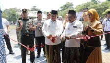 Bupati Jombang, Warsubi, S.H., M.Si., secara resmi membuka pameran tersebut yang ditandai dengan pemotongan pita, Selasa (20/10/2026). 