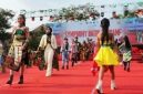 Ratusan peserta memperagakan busana batik khas Kabupaten Jombang dalam ajang Symphony Batik Jombang Tahun 2026, pada Selasa (20/10/2026) siang. Sedangkan Ketua Dekranasda Provinsi Jawa Timur, Arumi Bachsin Emil Dardak (kiri) dan Ketua Tim Penggerak PKK sekaligus Ketua Dekranasda Kabupaten Jombang, Yuliati Nugrahani Warsubi (kanan) menyaksikan jalannya kegiatan. 


