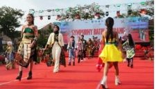 Ratusan peserta memperagakan busana batik khas Kabupaten Jombang dalam ajang Symphony Batik Jombang Tahun 2026, pada Selasa (20/10/2026) siang. Sedangkan Ketua Dekranasda Provinsi Jawa Timur, Arumi Bachsin Emil Dardak (kiri) dan Ketua Tim Penggerak PKK sekaligus Ketua Dekranasda Kabupaten Jombang, Yuliati Nugrahani Warsubi (kanan) menyaksikan jalannya kegiatan. 

