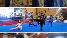 Photo atas: Rektor UNIPDU DR dr H M Zulfikar As’ad, M.MR (kiri) melakukan pemukulan gong menandai Kejuaraan Piala Gunbernur Jatim & Piala Rektor UNIPDU dimulai. Photo bawah atlet Wushu memperagakan kelas Taulo (seni) dan Kelas Sando (tarung), Jum’at (30/10/2026) di Gelora Abi As’ad, Peterongan, Kabupaten Jombang. Photo: https://layang.co