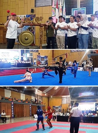 Photo atas: Rektor UNIPDU DR dr H M Zulfikar As’ad, M.MR (kiri) melakukan pemukulan gong menandai Kejuaraan Piala Gunbernur Jatim & Piala Rektor UNIPDU dimulai. Photo bawah atlet Wushu memperagakan kelas Taulo (seni) dan Kelas Sando (tarung), Jum’at (30/10/2026) di Gelora Abi As’ad, Peterongan, Kabupaten Jombang. Photo: https://layang.co