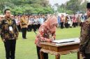 Bupati Jombang H Warsubi menyaksikan penandatangan perjanjian kerja Pegawai Pemerintah dengan Perjanjian Kerja (PPPK) lingkup Pemkab Jombang sebanyak 4.010 pegawai. Kamis (1/10/2026). Photo: istimewa 

