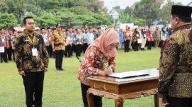Bupati Jombang H Warsubi menyaksikan penandatangan perjanjian kerja Pegawai Pemerintah dengan Perjanjian Kerja (PPPK) lingkup Pemkab Jombang sebanyak 4.010 pegawai. Kamis (1/10/2026). Photo: istimewa 

