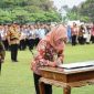 Bupati Jombang H Warsubi menyaksikan penandatangan perjanjian kerja Pegawai Pemerintah dengan Perjanjian Kerja (PPPK) lingkup Pemkab Jombang sebanyak 4.010 pegawai. Kamis (1/10/2026). Photo: istimewa